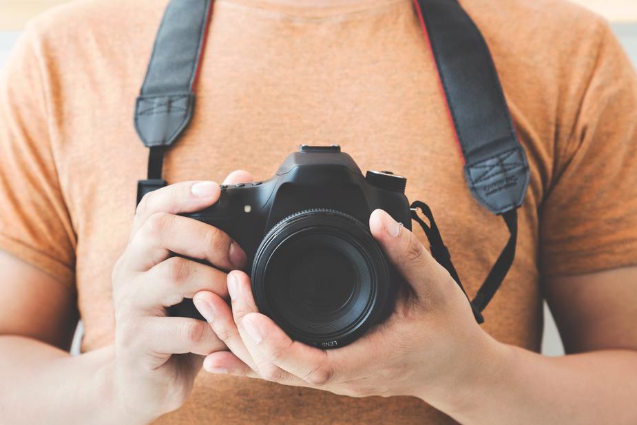 Photographe amateur qui fait un selfie devant un miroir
